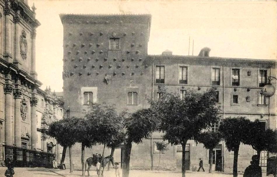 Foto 1 - La Casa de las Conchas a principios del siglo XX