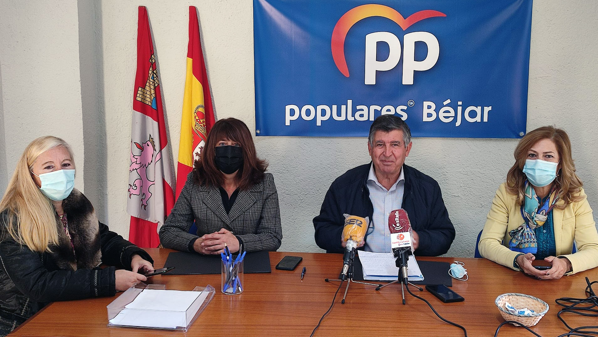 Alejo Riñones (en el centro) acompañado de concejalas del PP en la rueda de prensa de hoy | Foto: David Sánchez