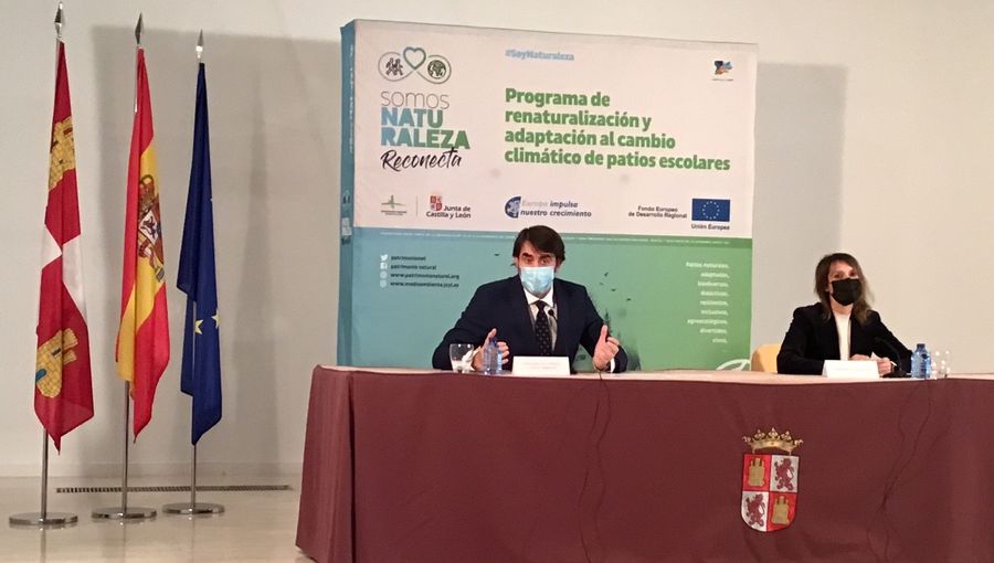 Los consejeros de Educación, Rocío Lucas, y de Fomento y Medio Ambiente, Juan Carlos Suárez-Quiñones, en la presentación de esta iniciativa