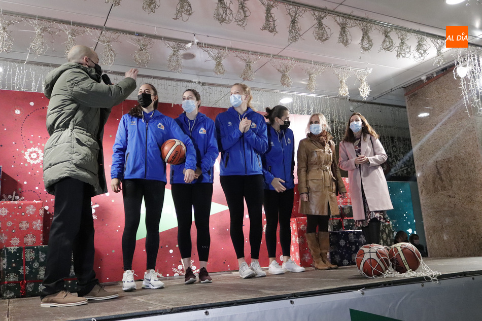 Foto 2 -  Las jugadoras de Perfumerías Avenida protagonizan el encendido navideño de El Corte Inglés 