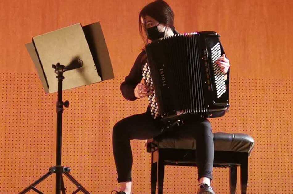 Foto 3 -  La música del acordeón llena el auditorio de la Plaza Trujillo 