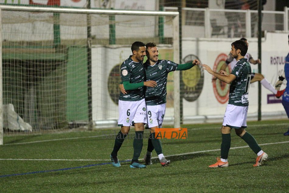 Los jugadores del Guijuelo se abrazan a Giráldez tras marcar el tercero del partido / Kiko Robles