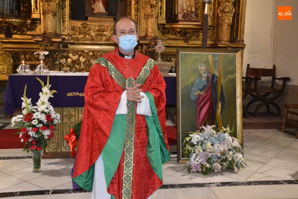 El párroco, Tomás Muñoz Porras, junto a una imagen de San Andrés