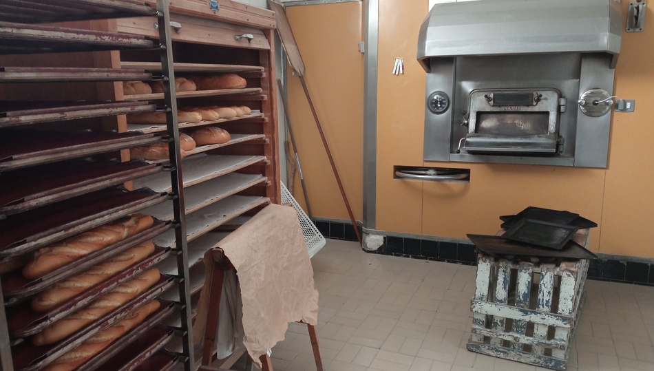 La panadería está dotada con horno de leña y los elementos necesarios para la elaboración de pan