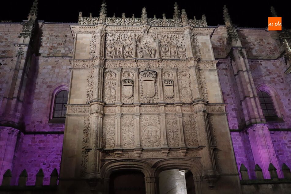 La fachada de la Universidad de Salamanca, iluminada de morado. Fotos: Guillermo García