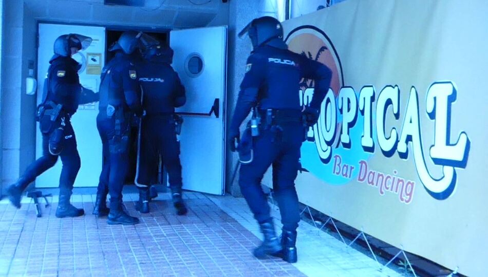 Imagen de la entrada de los efectivos policiales para el registro de uno de los clubes de alterne