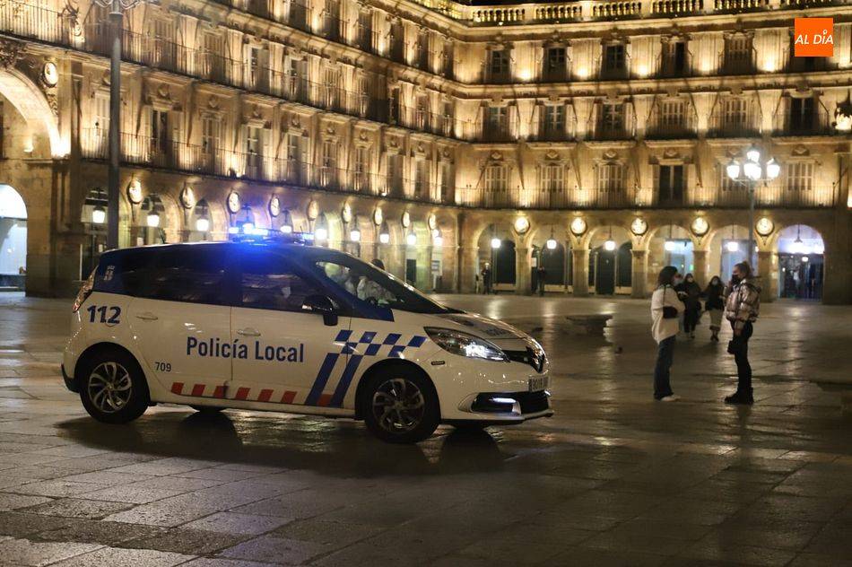 Vehículo de la Policía Local de Salamanca en una imagen de archivo en la Plaza Mayor