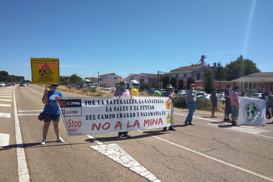 Imagen e una de las protestas convocadas por Stop Uranio contra la mina de Berkeley en Retortillo