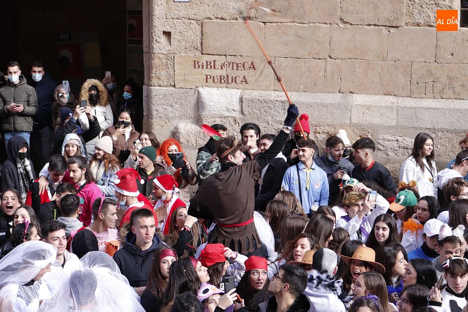 Foto 6 - Cánticos, música y desfile, la fiesta de Farmacia toma el centro de Salamanca