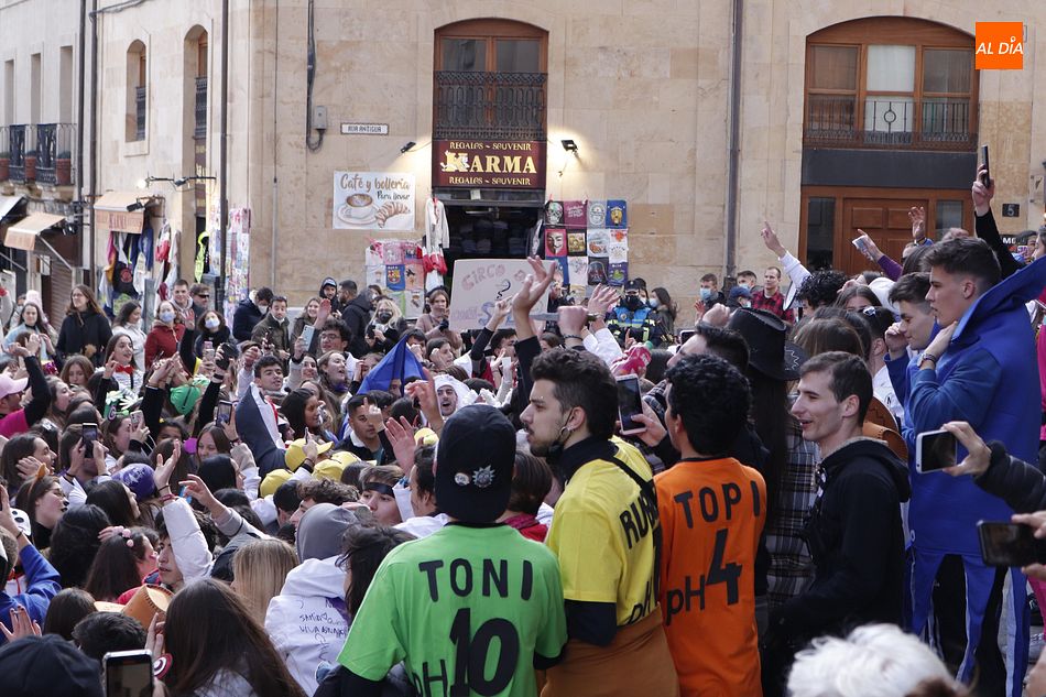 Foto 5 - Cánticos, música y desfile, la fiesta de Farmacia toma el centro de Salamanca