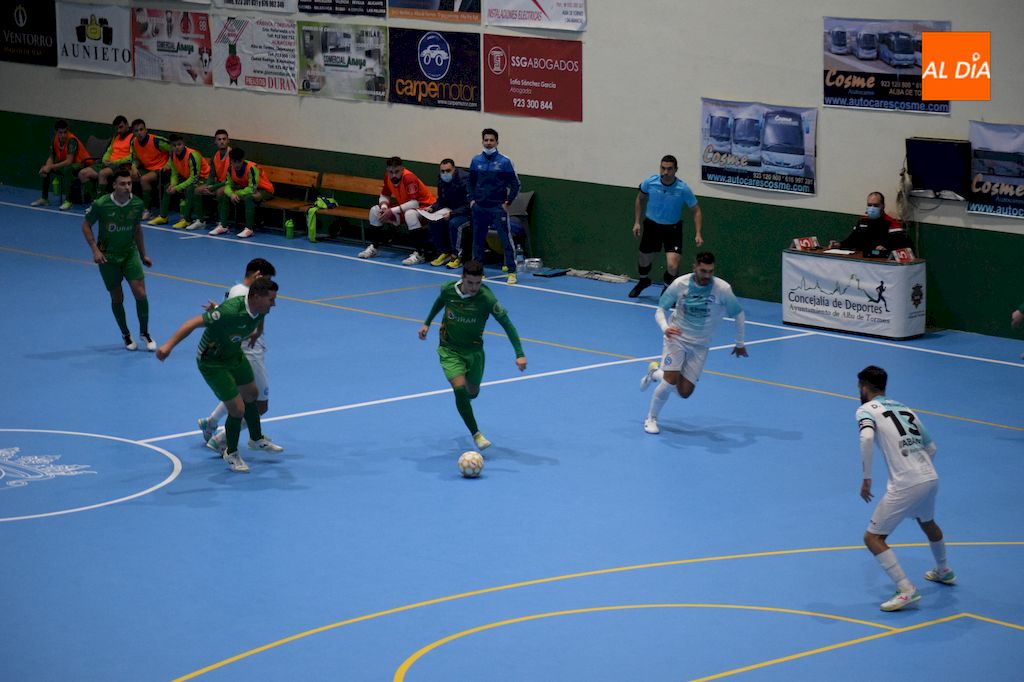 Moreiro conduce el balón durante el partido / Pedro Zaballos
