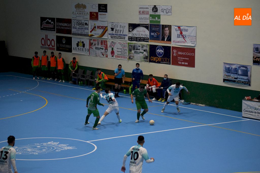 Foto 6 - Brais priva al Piensos Durán Albense de derrotar al líder Santiago Futsal (1-1)