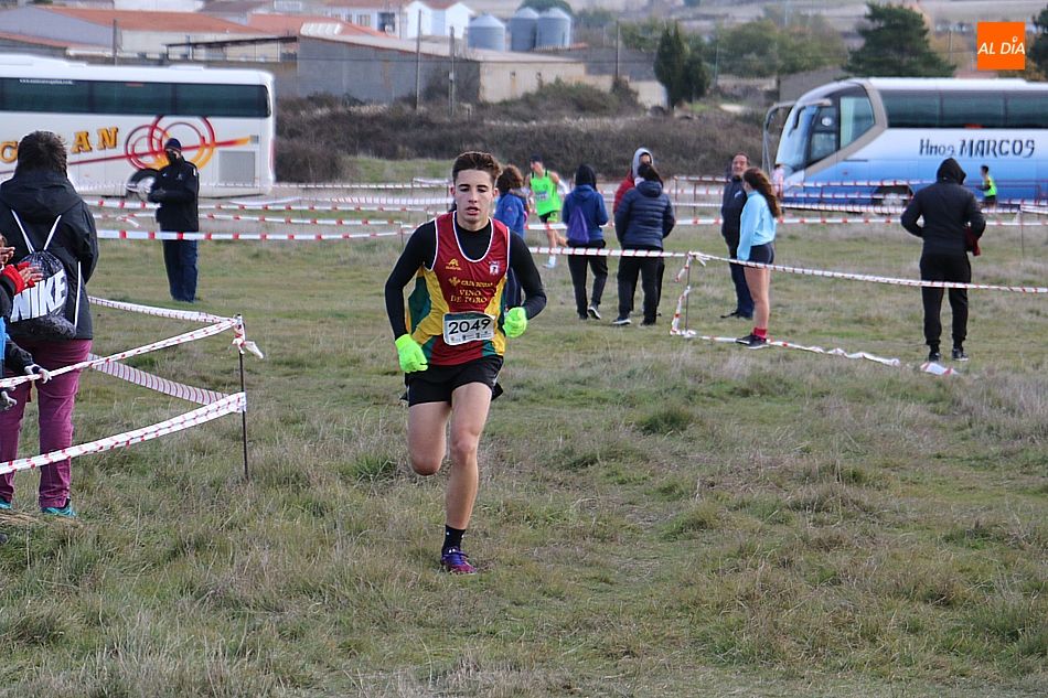 Foto 2 - La prueba de campo a través de los Juegos Escolares reúne en Vitigudino a 500 pequeños atletas 