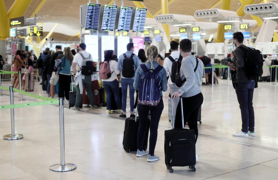 Varios pasajeros en la terminal T4 del Aeropuerto Adolfo Suárez - Madrid Barajas. Foto: EP