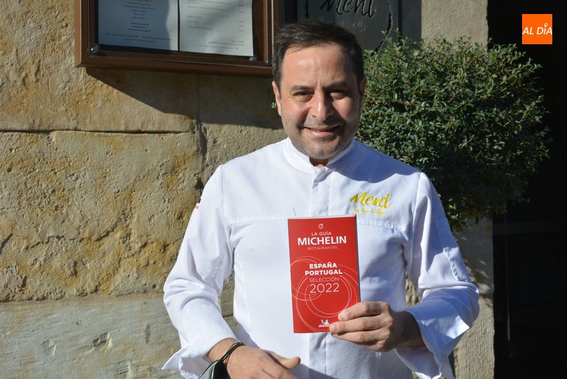 El chef Óscar Calleja posando con la guía Michelin en una entrevista para SALAMANCA rtv AL DÍA