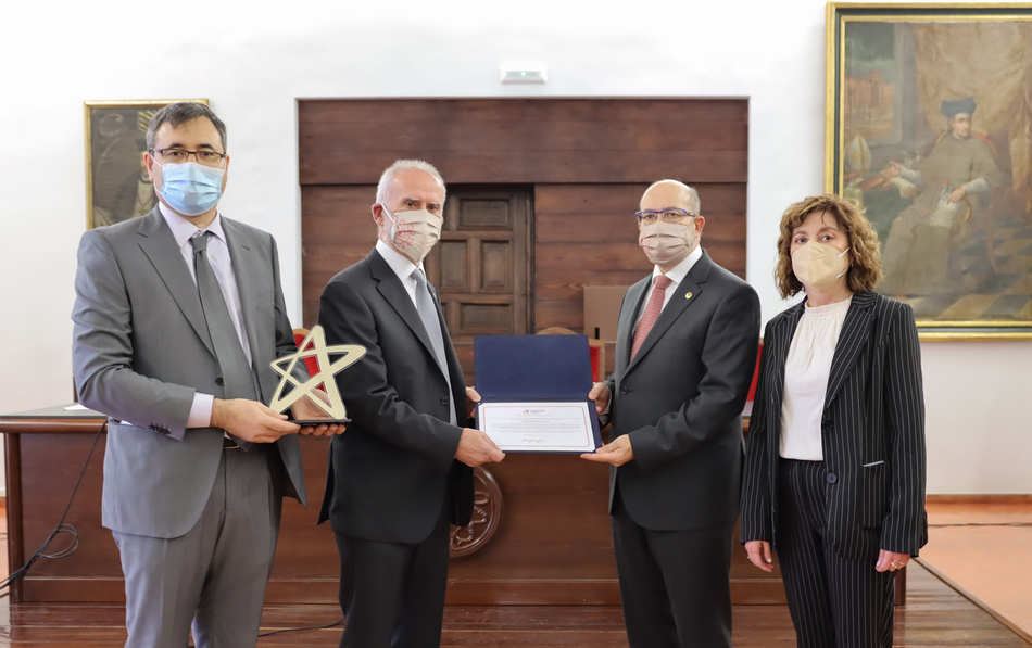 Entrega del título de doctor 'honoris causa' al profesor Vicente Rives