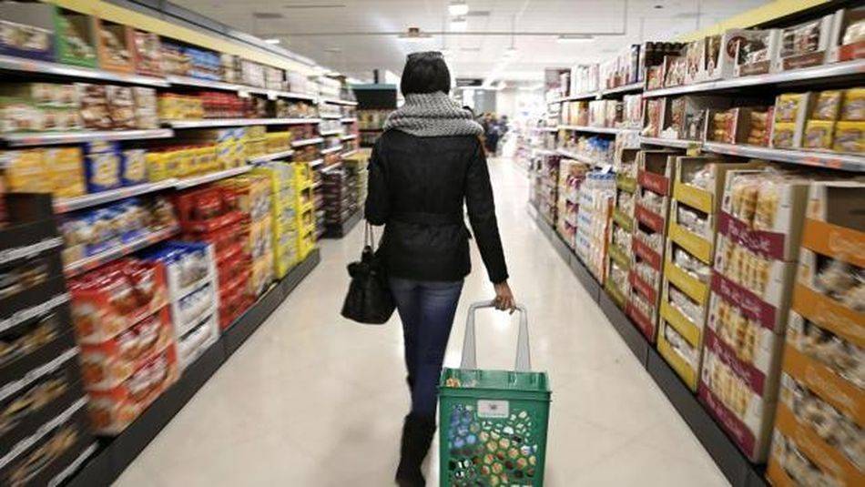Imagen de archivo de una mujer realizando la compra en un supermercado