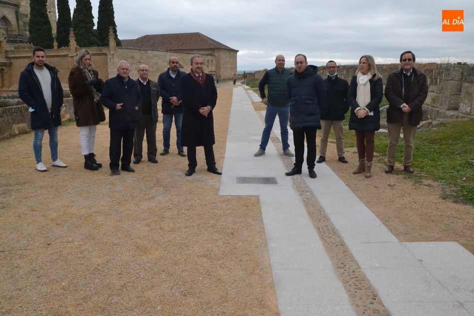 Ayuntamiento y Red El&eacute;ctrica inauguran oficialmente los tramos restaurados del adarve