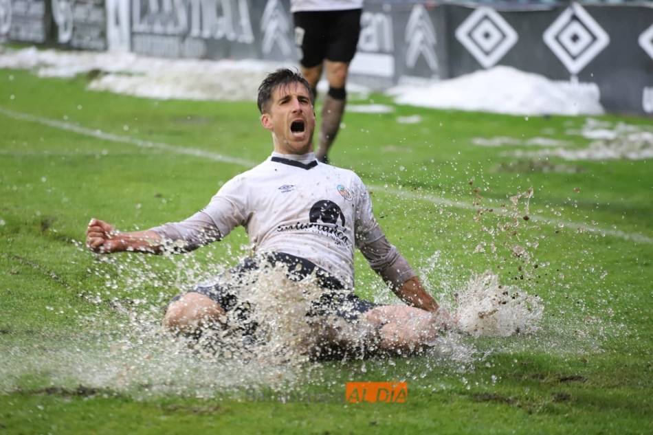Fer Llorente se tira al césped mojado después de un gol suyo / Lydia González