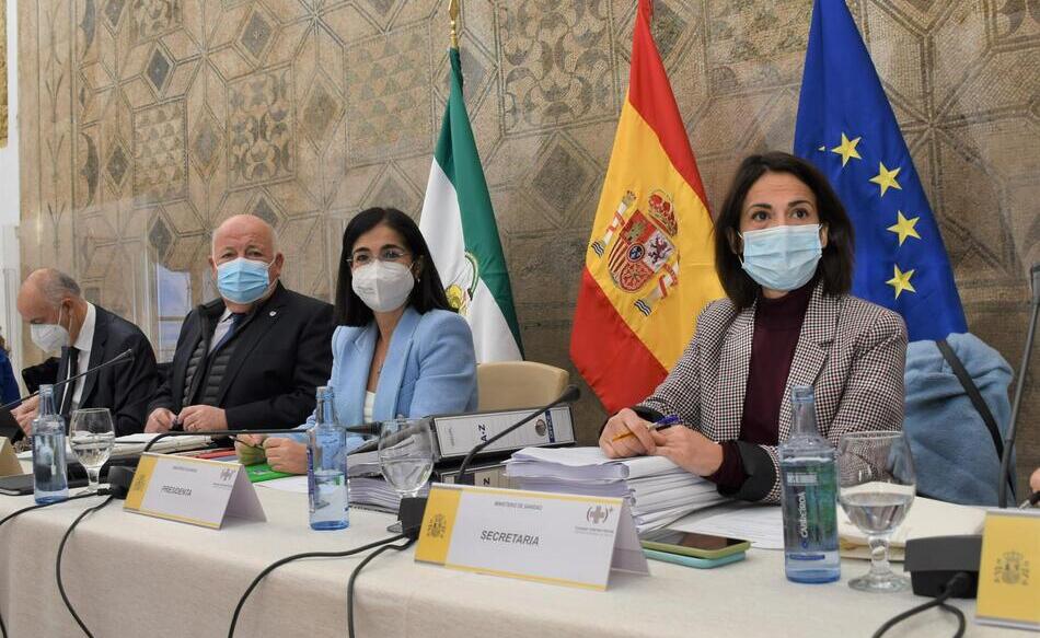 La ministra Darias (centro), al inicio del Pleno del Consejo Interterritorial del Sistema Nacional de Salud que se ha celebrado hoy en Córdoba. Foto: EP