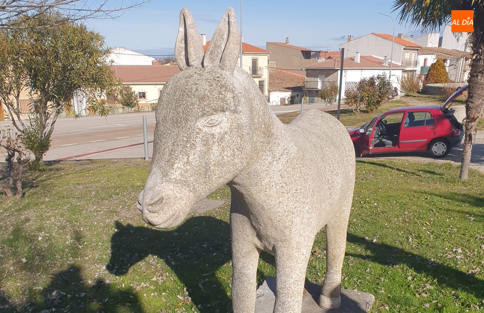 Imagen del monumento del Burro de Villarino tras recuperar sus orejas