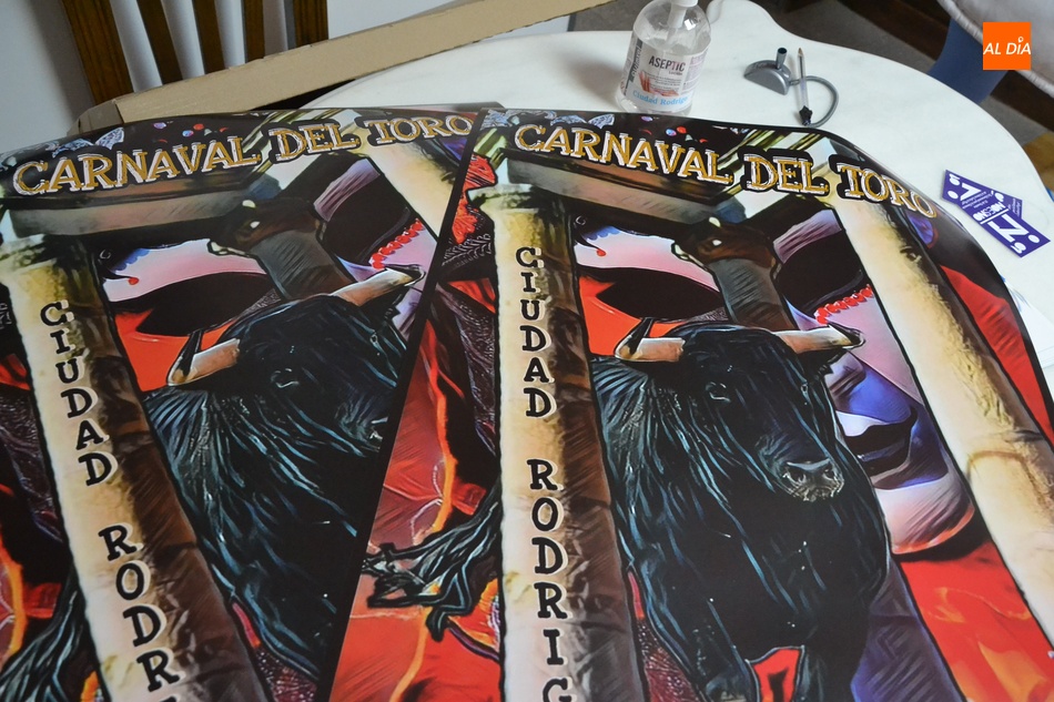 Foto 3 - Comienza el reparto de los posters y calendarios promocionales del Carnaval del Toro 2022