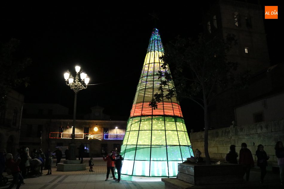 Vitigudino se viste de Navidad con el encendido del árbol y la iluminación navideña
