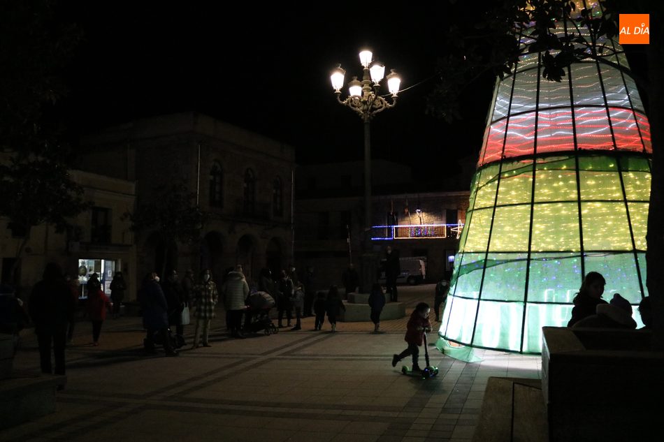 Foto 6 - Vitigudino se viste de Navidad con el encendido del árbol y la iluminación navideña