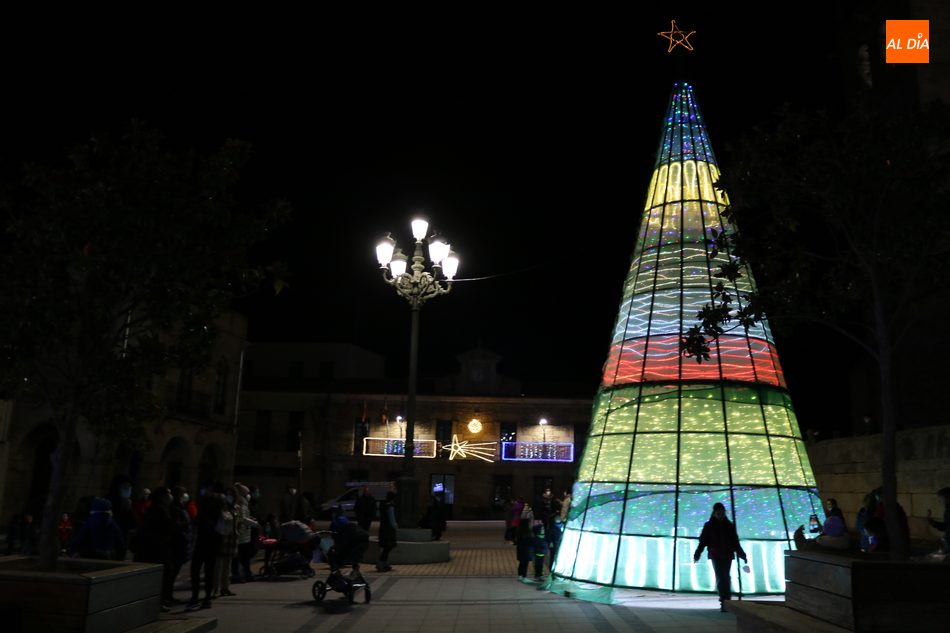 Foto 4 - Vitigudino se viste de Navidad con el encendido del árbol y la iluminación navideña