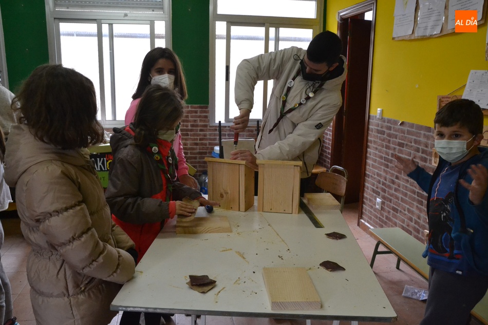Foto 3 - Asenavis construye cajas-nido con los Lobatos del Grupo Scout Kennedy