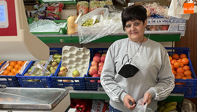 Maria Teresa García trabaja cada día en su tienda en el Campo de Peñaranda