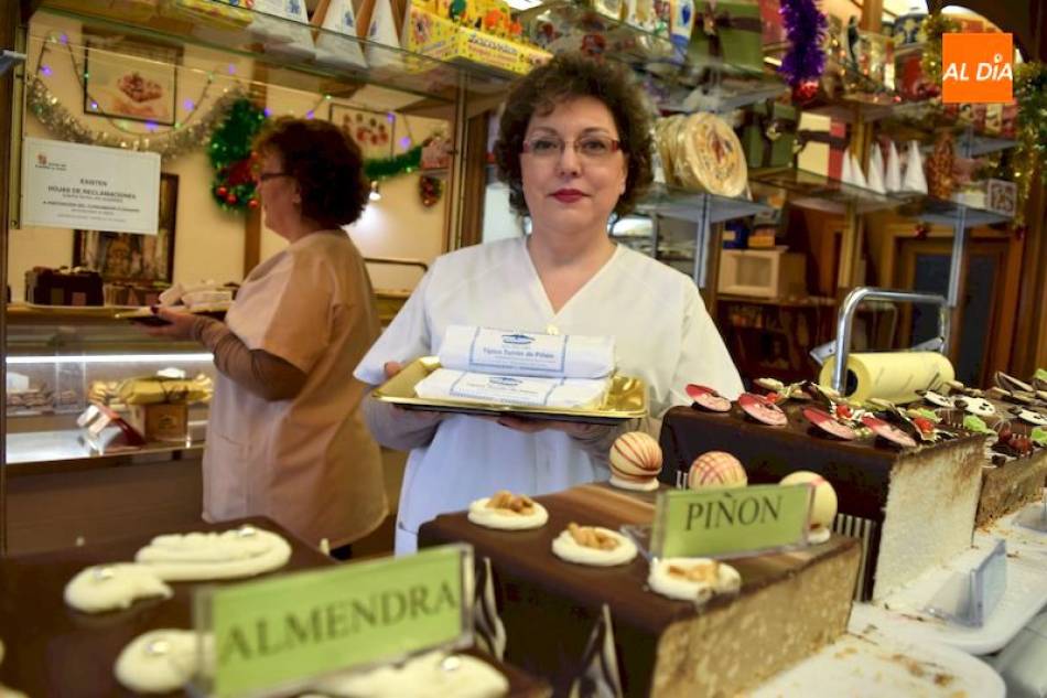 Felicidad, de Pastelería Teresiana, junto a algunos de los dulces presentes en su establecimiento / Pedro Zaballos