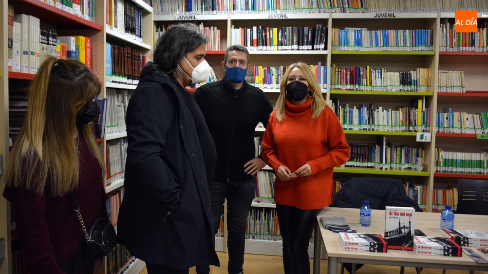 Foto 6 - Rafa Galdós presenta en Lumbrales su novela ?Al filo del mal-Fuga a Budapest?