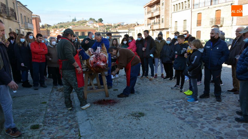 Vecinos y turistas siguieron con interés todas las faenas de la jornada matancera / E. Corredera