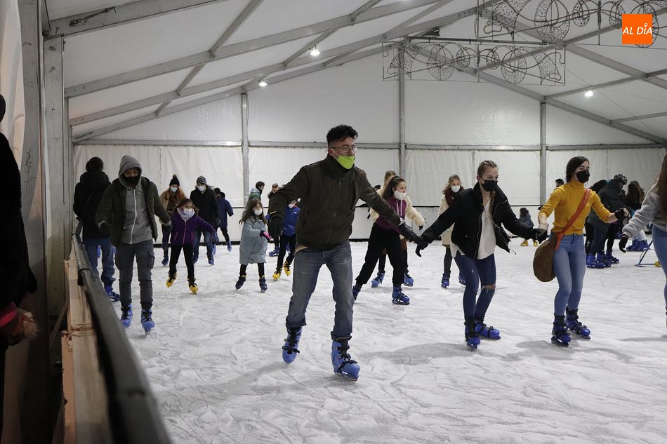 El público salmantino disfruta de la pista de patinaje sobre hielo - Guillermo García