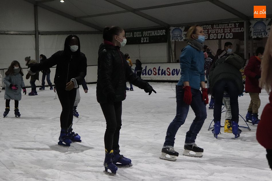 Foto 6 - Los salmantinos disfrutan del patinaje sobre hielo en la plaza de la Concordia