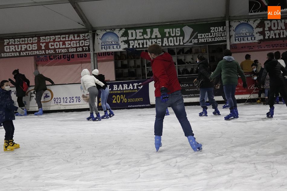 Foto 5 - Los salmantinos disfrutan del patinaje sobre hielo en la plaza de la Concordia
