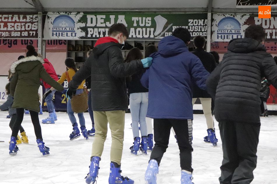 Foto 4 - Los salmantinos disfrutan del patinaje sobre hielo en la plaza de la Concordia