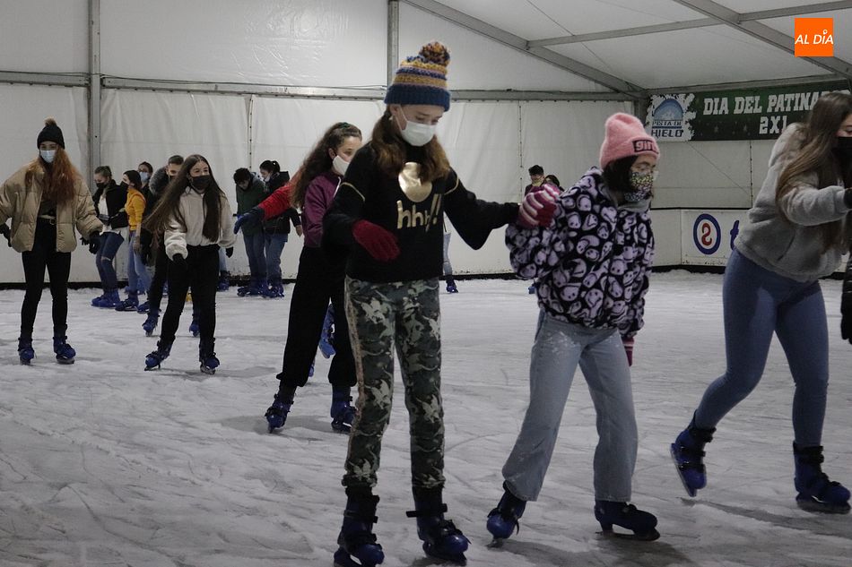 Foto 3 - Los salmantinos disfrutan del patinaje sobre hielo en la plaza de la Concordia
