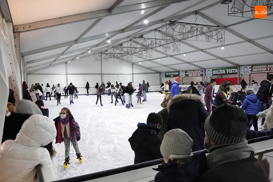 Foto 2 - Los salmantinos disfrutan del patinaje sobre hielo en la plaza de la Concordia
