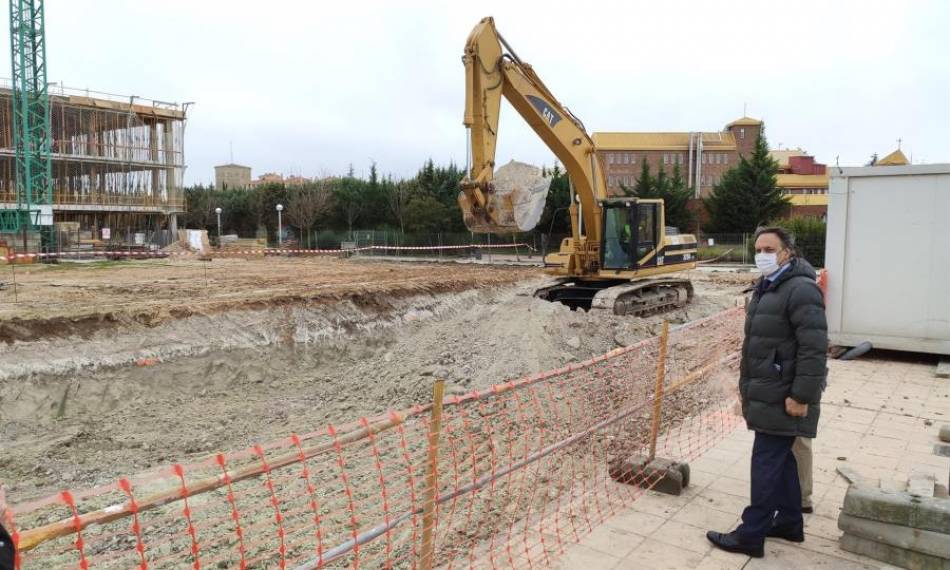 El alcalde de Salamanca, Carlos García Carbayo, visitaba en diciembre de 2020 el inicio de las obras en la promoción de viviendas de Ciudad Jardín. Foto EP