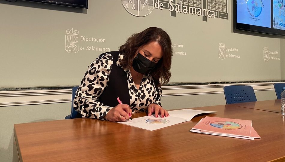 Raquel Bernal firmando algunos ejemplares de su cuento durante la presentación en Salamanca