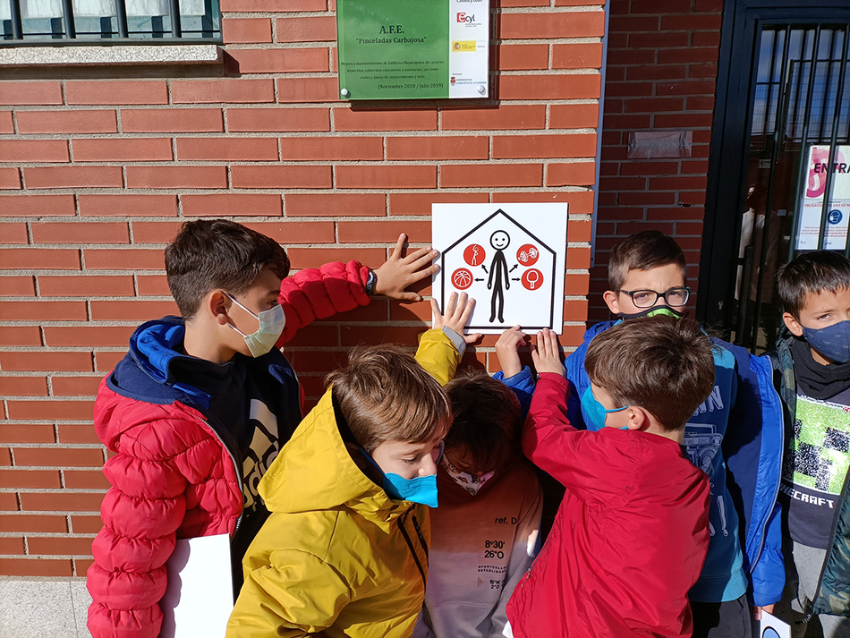 Foto 3 - Los niños de Carbajosa colocan nuevos pictogramas en los edificios municipales para favorecer la eliminación de barreras 