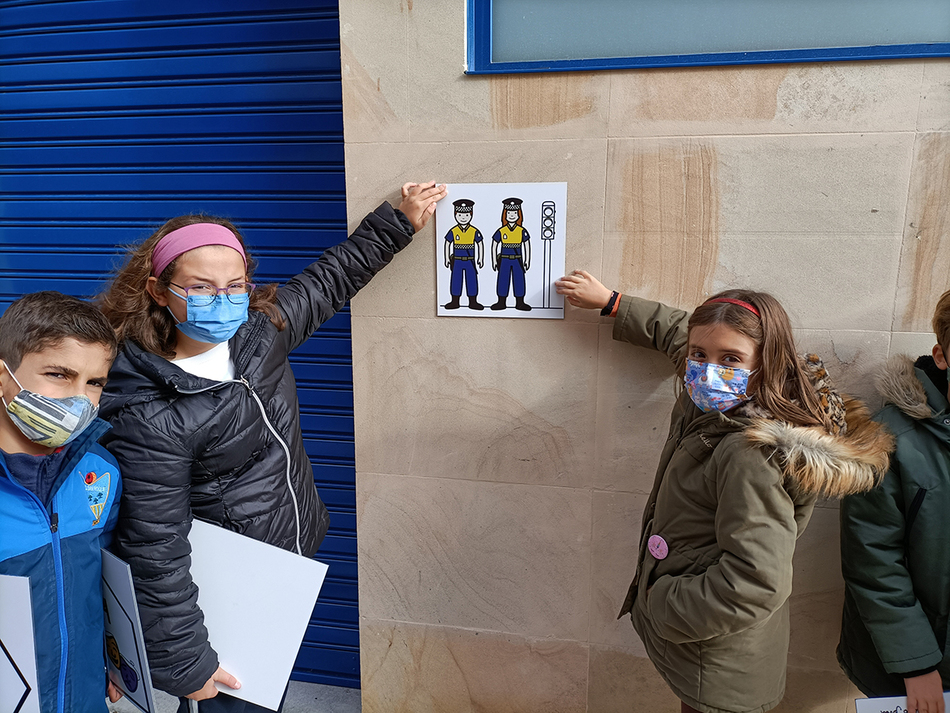 Foto 2 - Los niños de Carbajosa colocan nuevos pictogramas en los edificios municipales para favorecer la eliminación de barreras 