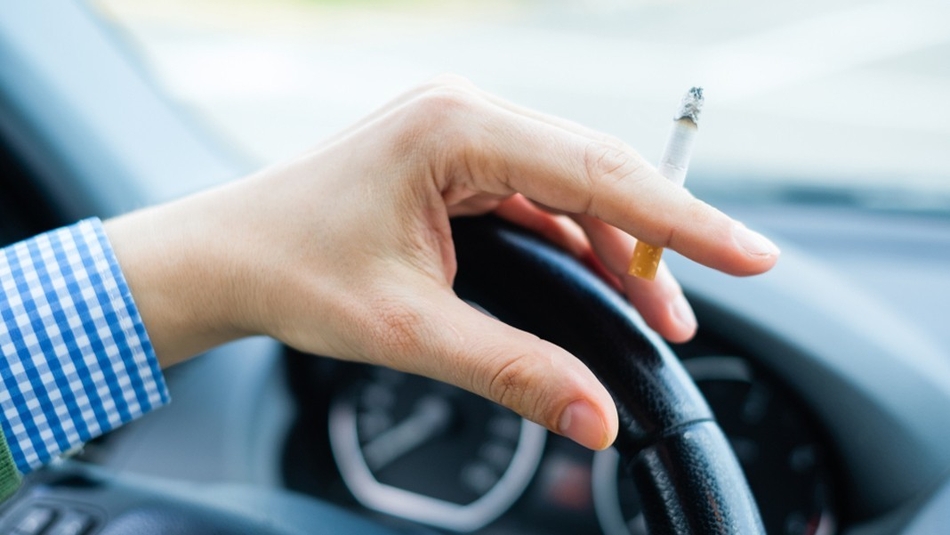 Prohibición de fumar en el coche, la medida que ha generado más debate