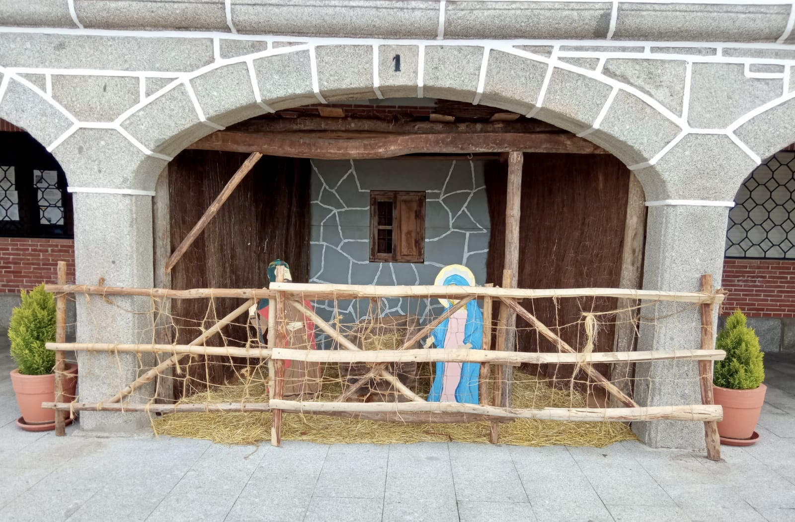 El portal del Belén ya anuncia el comienzo del montaje en la Plaza Mayor de Santiago de la Puebla