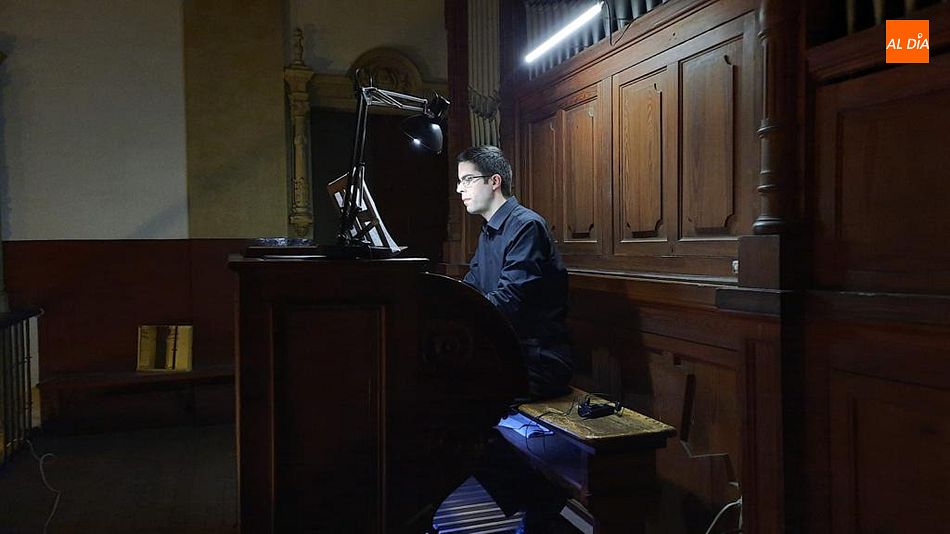 Foto 6 - Samuel Maíllo ofrece un concierto en homenaje a las víctimas de la pandemia