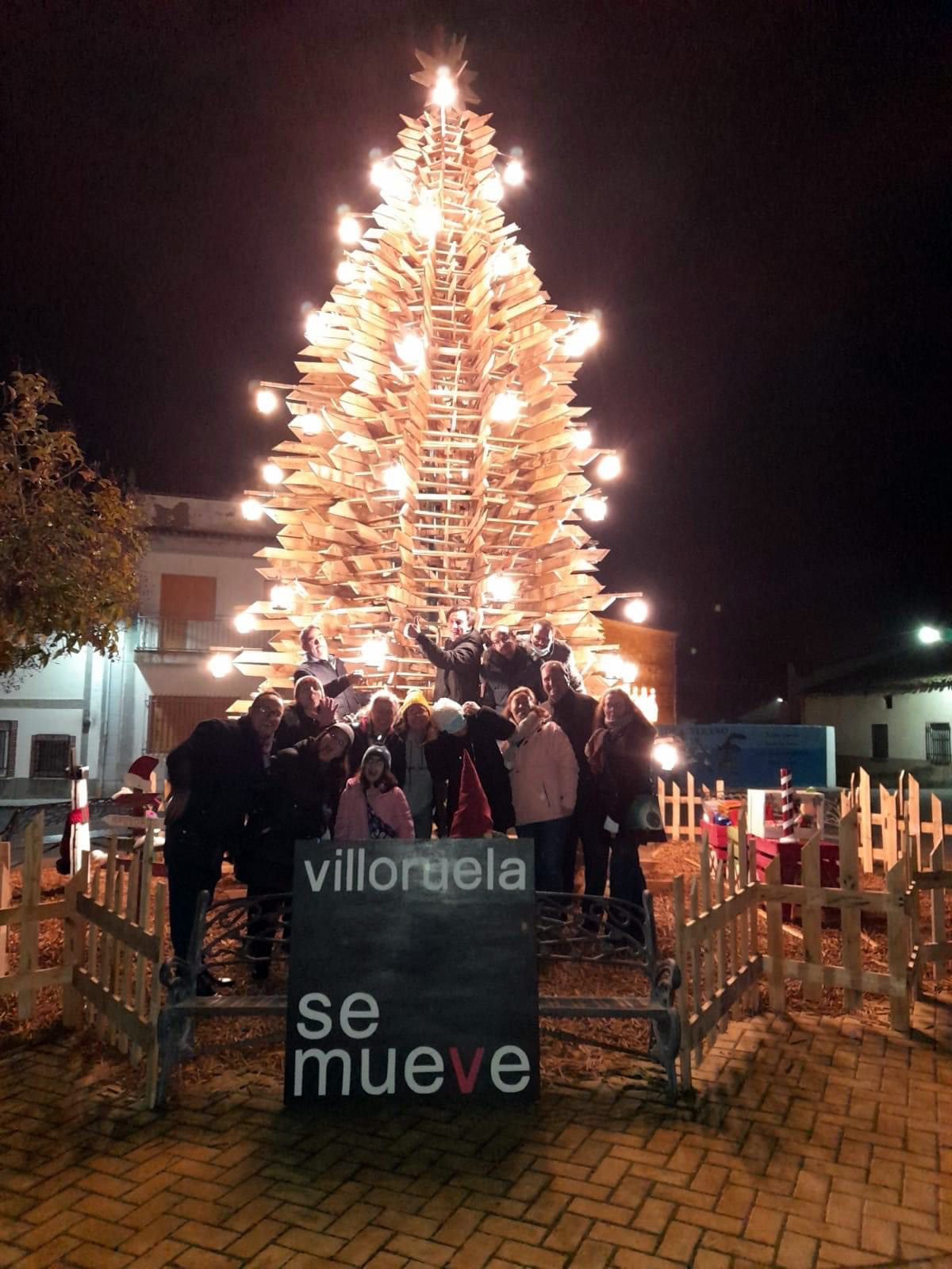 Foto 3 - Villoruela emociona con su espectacular árbol de Navidad benéfico