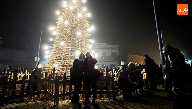 Multitud de vecinos de Las Villas han presenciado este domingo el alumbrado del gran árbol de Navidad benéfico de Villoruela