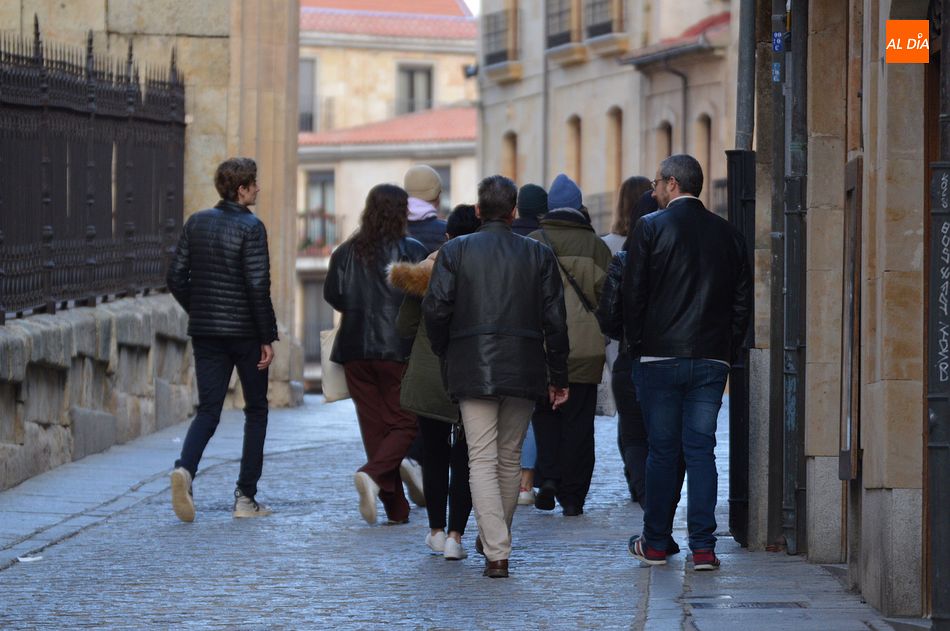 Un grupo de personas paseando por el centro de la ciudad. Foto de archivo